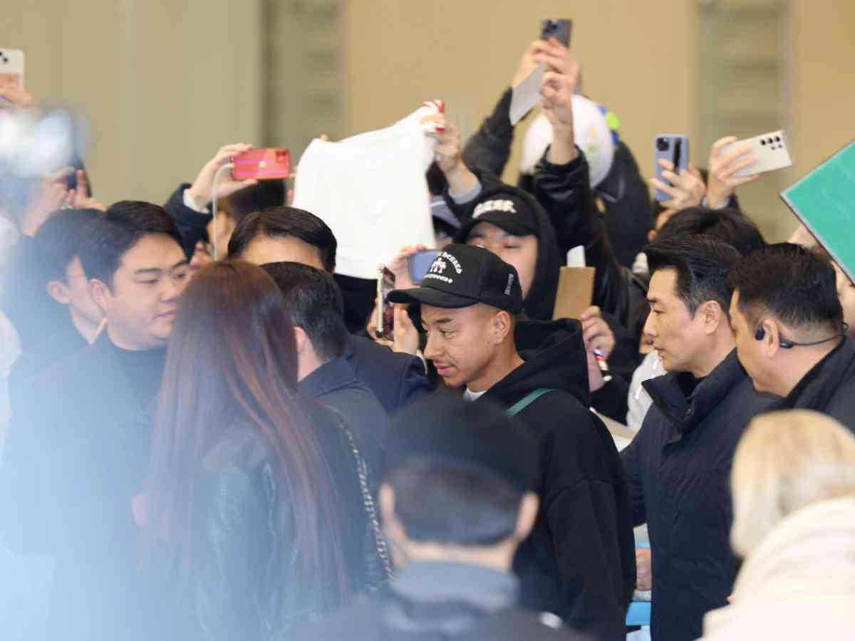 Lingard được chào đón nồng nhiệt tại sân bay Hàn Quốc