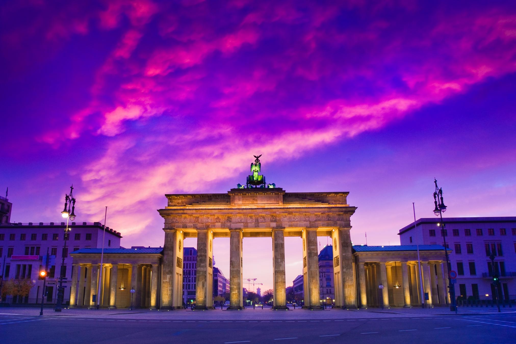Cổng Brandenburg là địa điểm nổi tiếng tại Berlin, Đức