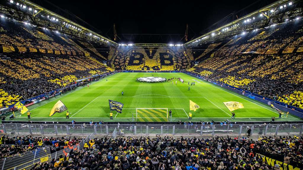 SVĐ Dortmund với khán đài “nhuộm vàng” nổi tiếng