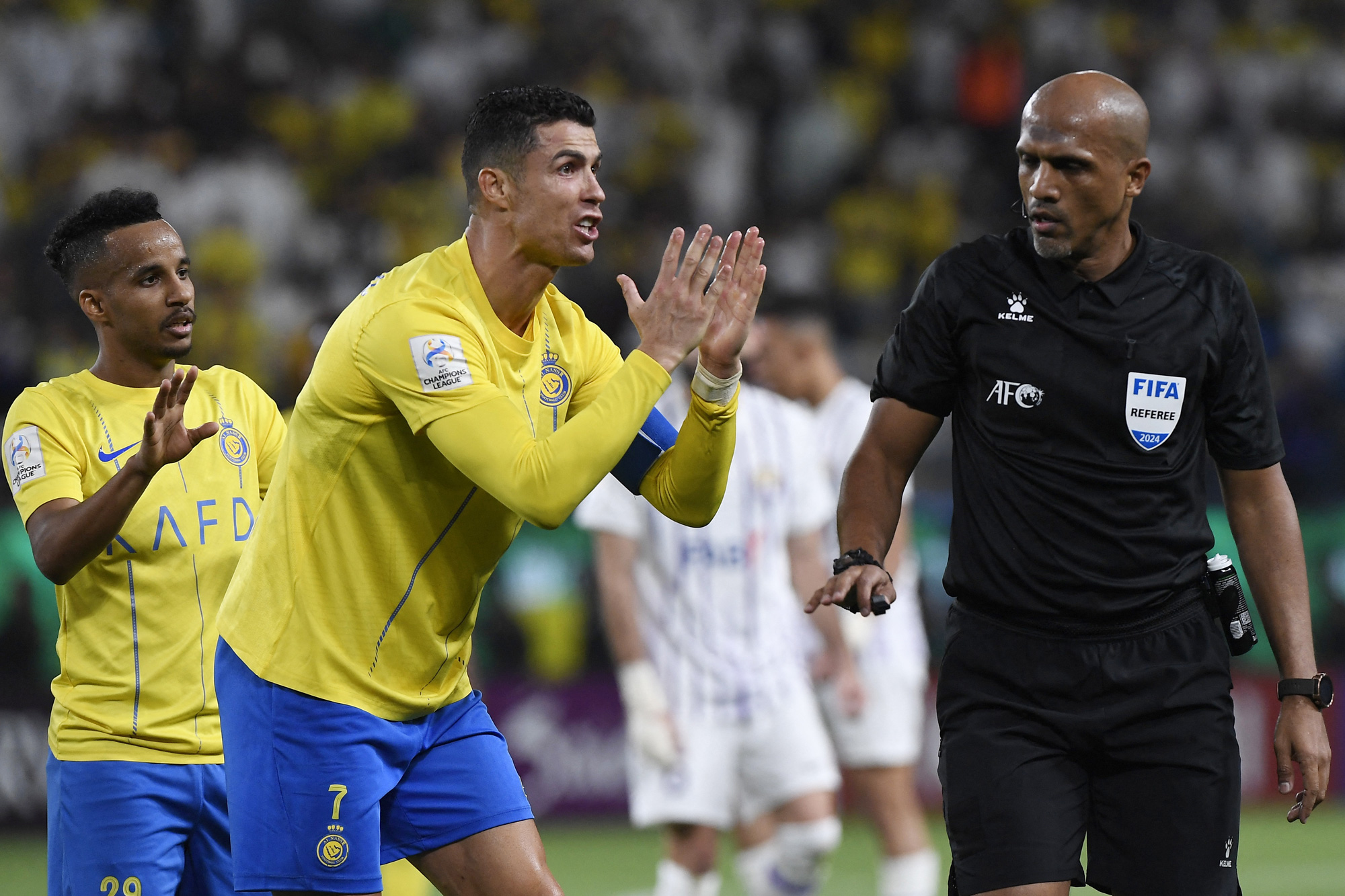 Ronaldo tranh cãi trọng tài khi thất bại ở AFC Champions League