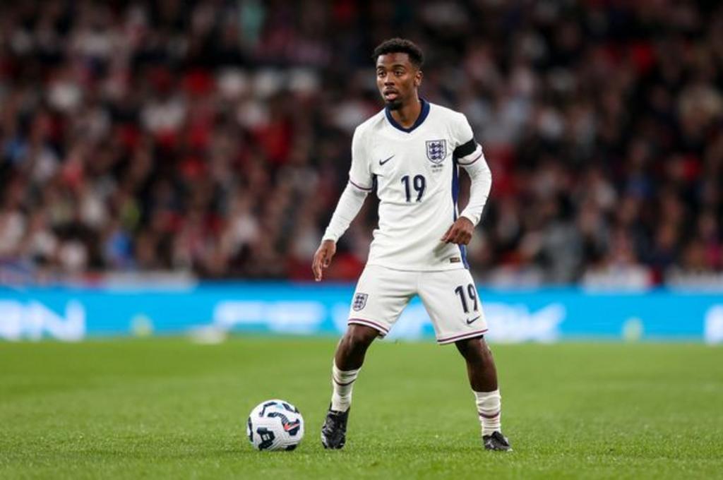 Angel Gomes chơi cho đội tuyển Anh trước Phần Lan vào tháng 9 năm 2024