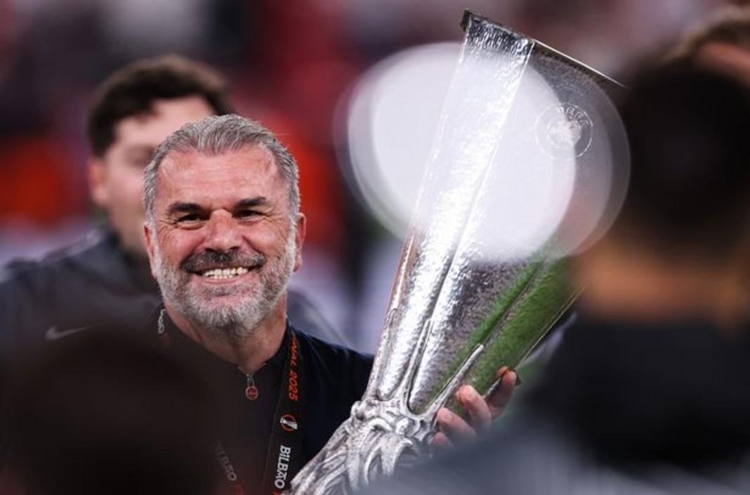 Ange Postecoglou với cúp Europa League