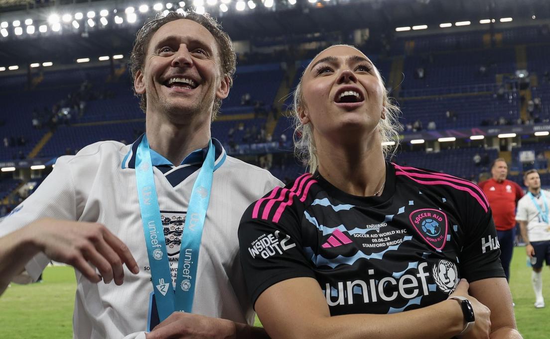 Tom Hiddleston và Diamond trong trận đấu Soccer Aid.