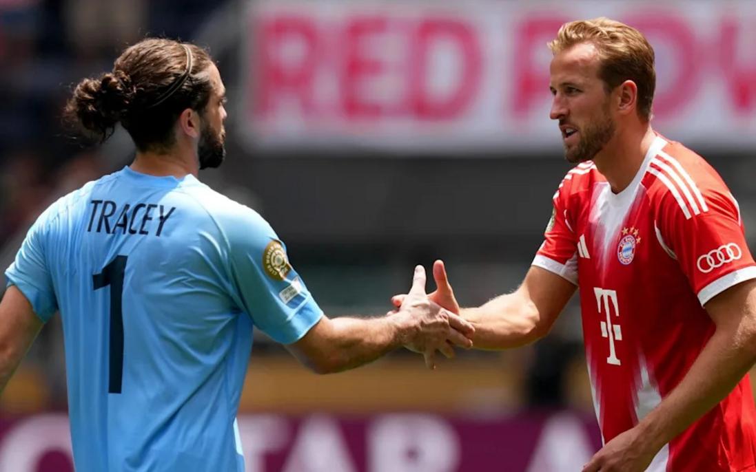 Harry Kane bắt tay Conor Tracey, thủ môn của Auckland City, sau trận đấu