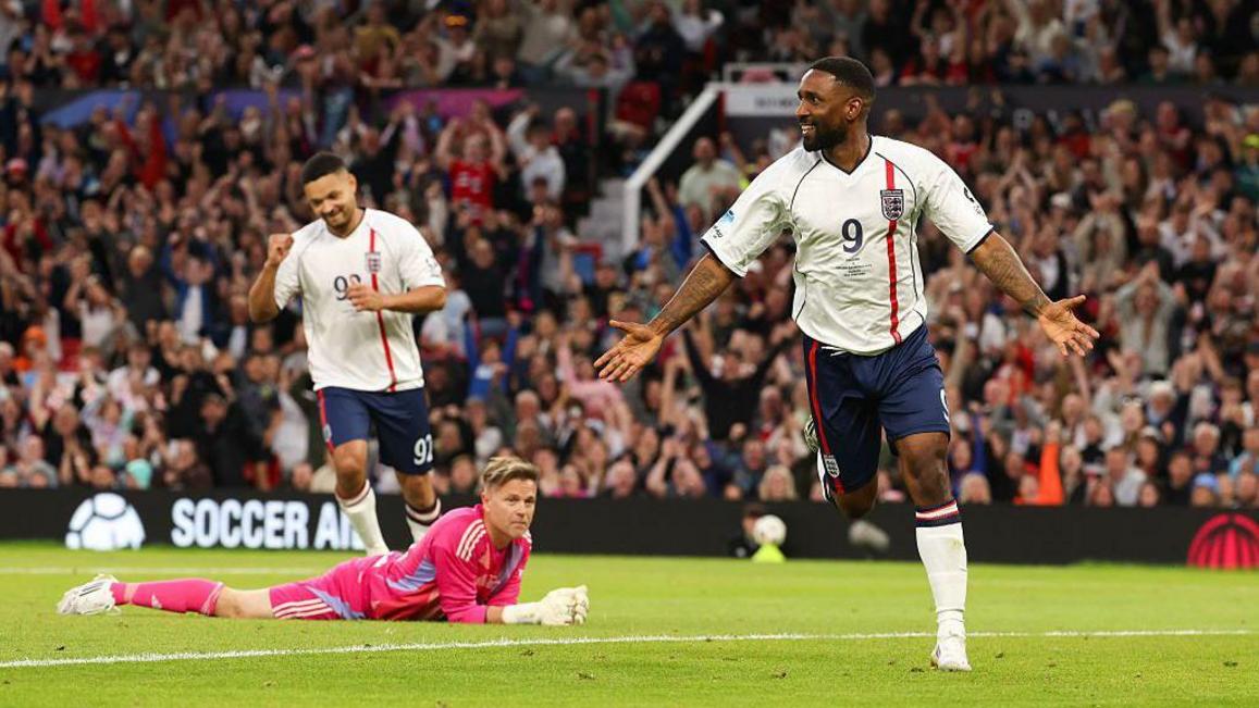 Jermain Defoe ăn mừng sau khi ghi bàn.