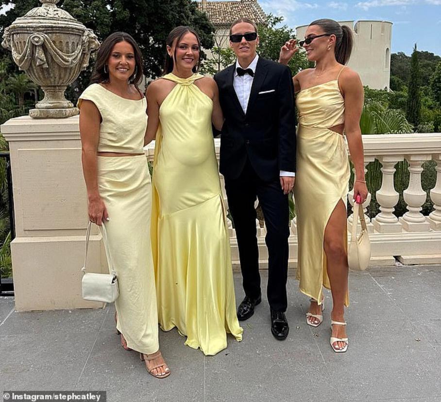 Hình từ trái sang phải: Raso, Kat Thompson, vợ của Thompson và ngôi sao Matildas Emily van Egmond, và Catley