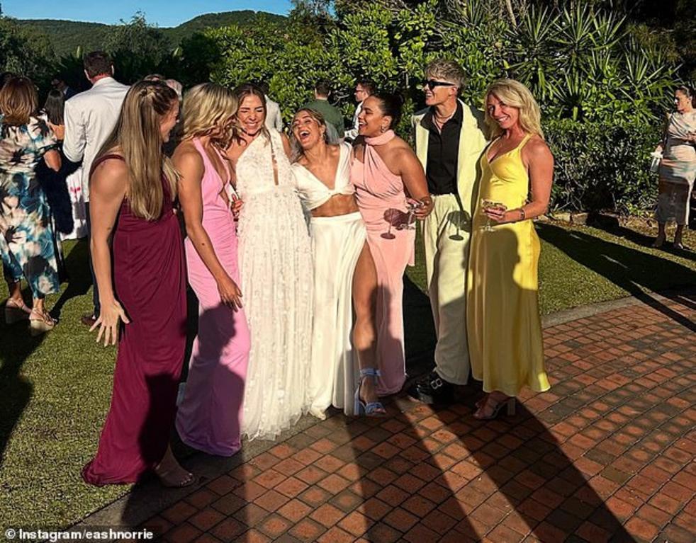 Katrina Gorry (giữa) đã kết hôn với Clara Markstedt (thứ ba từ trái sang) tại quần đảo Whitsunday vào Chủ nhật với sự tham gia của các ngôi sao bóng đá Úc bao gồm Charli Grant (thứ hai từ trái sang), Ayesha Norrie (thứ ba từ phải sang) và Michelle Heyman (thứ hai từ phải sang) giúp cô ấy ăn mừng