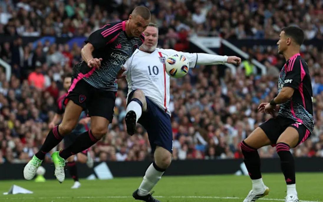 Nemanja Vidic vào bóng mạnh với Wayne Rooney