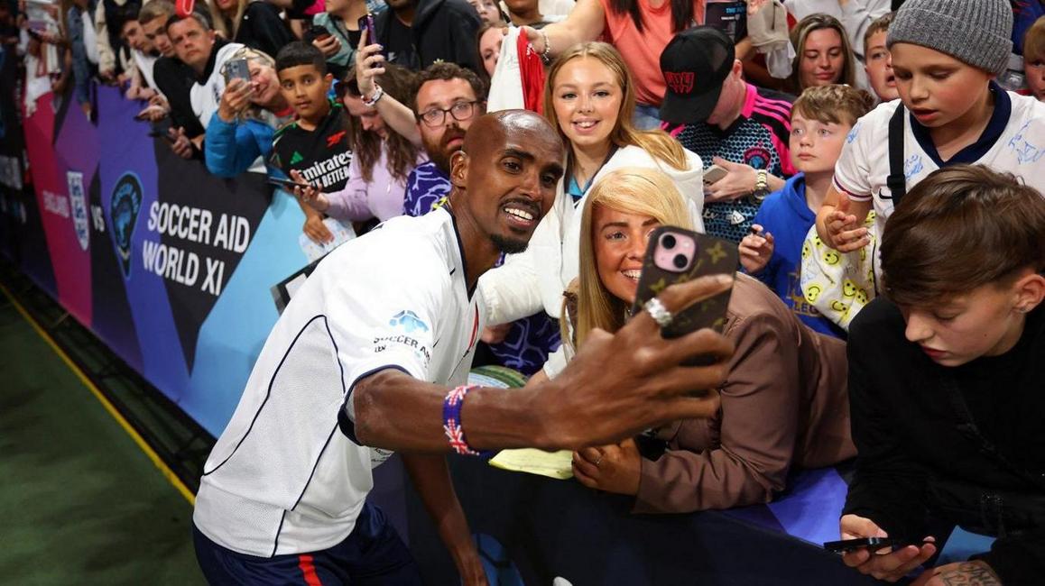 Mo Farah chụp ảnh tự sướng với người hâm mộ.