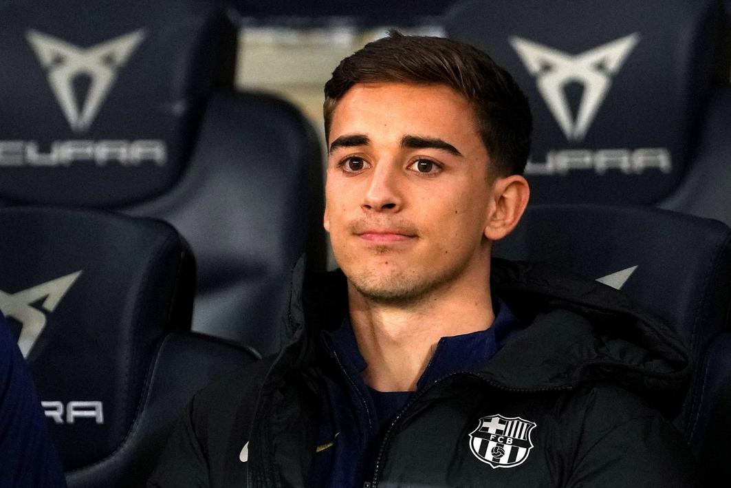 BARCELONA, TÂY BAN NHA - NGÀY 25 THÁNG 2: Gavi của FC Barcelona nhìn xuống, trong khi ngồi trên băng ghế dự bị trong trận bán kết Cúp Nhà Vua giữa FC Barcelona và Atletico de Madrid tại Estadi Olimpic Lluis Companys vào ngày 25 tháng 2 năm 2025 tại Barcelona, Tây Ban Nha.