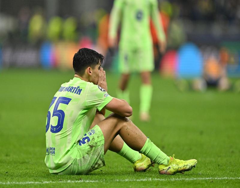 MILAN, Ý - NGÀY 06 THÁNG 5: Gerard Martin của FC Barcelona trông thất vọng sau khi đội bóng của anh thua 4-3 trong trận bán kết lượt về UEFA Champions League 2024/25 giữa FC Internazionale Milano và FC Barcelona tại Sân vận động Giuseppe Meazza vào ngày 06 tháng 5 năm 2025 tại Milan, Ý.