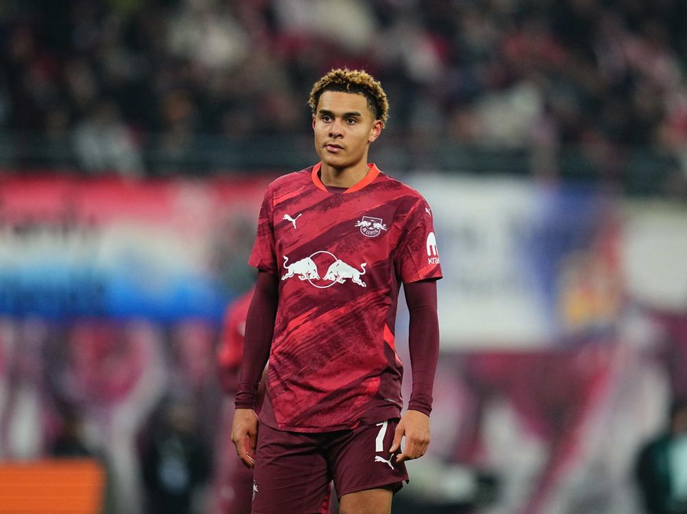 Antonio Nusa của RB Leipzig nhìn vào trận đấu với St. Pauli.