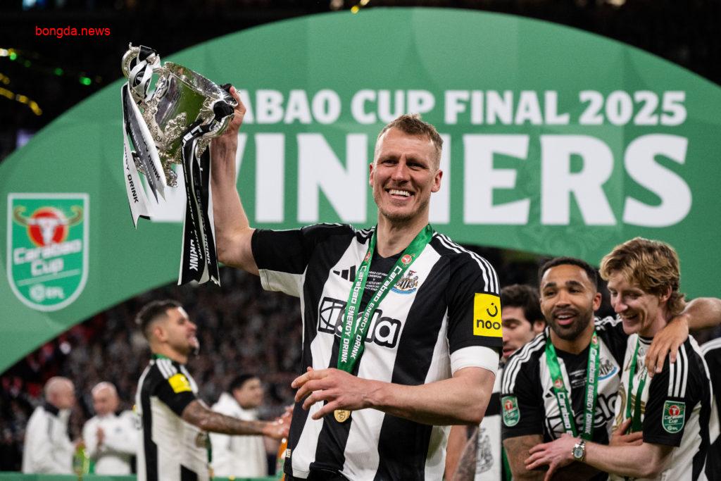 Dan Burn nâng cúp Carabao Cup sau khi giành chiến thắng cùng Newcastle United