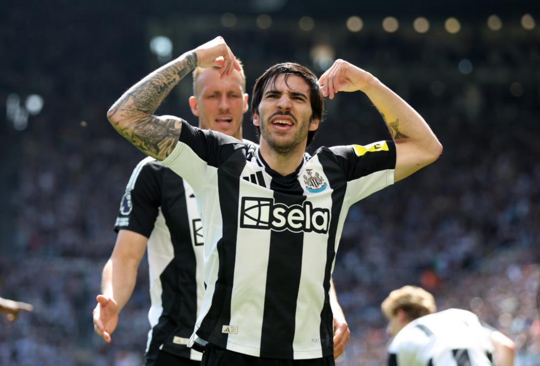 Sandro Tonali ăn mừng sau khi ghi bàn cho Newcastle United trước Chelsea