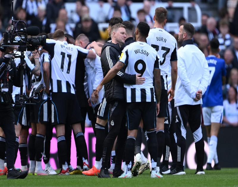 Eddie Howe khoác tay Callum Wilson sau trận thua của Newcastle United trước Everton tại St James' Park.