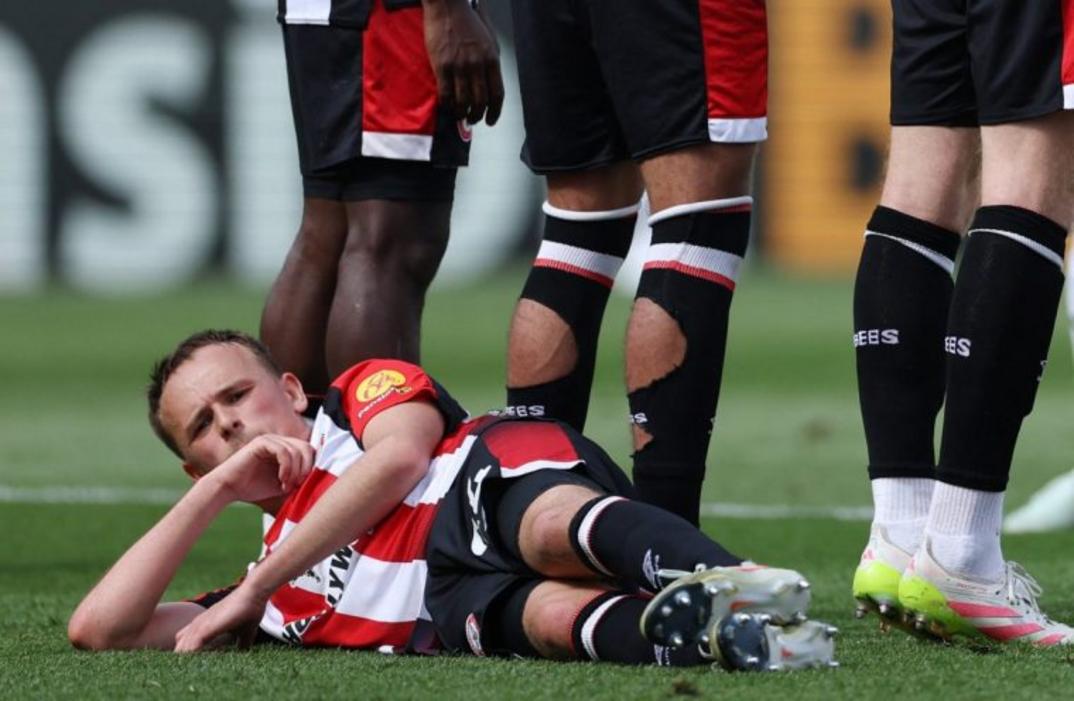 Bóng đá - Premier League - Brentford vs Fulham - Sân vận động GTech Community, London, Anh - Ngày 18 tháng 5 năm 2025. Mikkel Damsgaard của Brentford nằm trên sân để phòng thủ một quả đá phạt. REUTERS / Toby Melville. CHỈ DÙNG CHO BIÊN TẬP. KHÔNG SỬ DỤNG VỚI ÂM THANH, VIDEO, DỮ LIỆU, DANH SÁCH CỐ ĐỊNH, LOGO CÂU LẠC BỘ / GIẢI ĐẤU HOẶC DỊCH VỤ 'TRỰC TIẾP' KHÔNG ĐƯỢC CHỨNG THỰC. SỬ DỤNG TRONG TRẬN ĐẤU TRỰC TUYẾN GIỚI HẠN 120 ẢNH, KHÔNG MÔ PHỎNG VIDEO. KHÔNG SỬ DỤNG TRONG CÁ CƯỢC, TRÒ CHƠI HOẶC TÀI LIỆU XUẤT BẢN CÂU LẠC BỘ / GIẢI ĐẤU / CẦU THỦ ĐƠN. VUI LÒNG LIÊN HỆ VỚI ĐẠI DIỆN TÀI KHOẢN CỦA BẠN ĐỂ BIẾT THÊM CHI TIẾT.