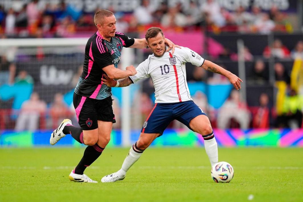 Jack Wilshere (phải) của đội tuyển Anh và Dermot Kennedy của đội tuyển Thế giới tranh bóng trong trận đấu Soccer Aid for UNICEF 2025 tại Old Trafford, Manchester. Ảnh chụp ngày: Chủ nhật, ngày 15 tháng 6 năm 2025. Ảnh PA. Ghi chú bản quyền: Martin Rickett/PA Wire.
GIỚI HẠN SỬ DỤNG: Sử dụng tùy thuộc vào các hạn chế. Chỉ sử dụng cho mục đích biên tập, không sử dụng thương mại mà không có sự đồng ý trước của chủ sở hữu bản quyền.