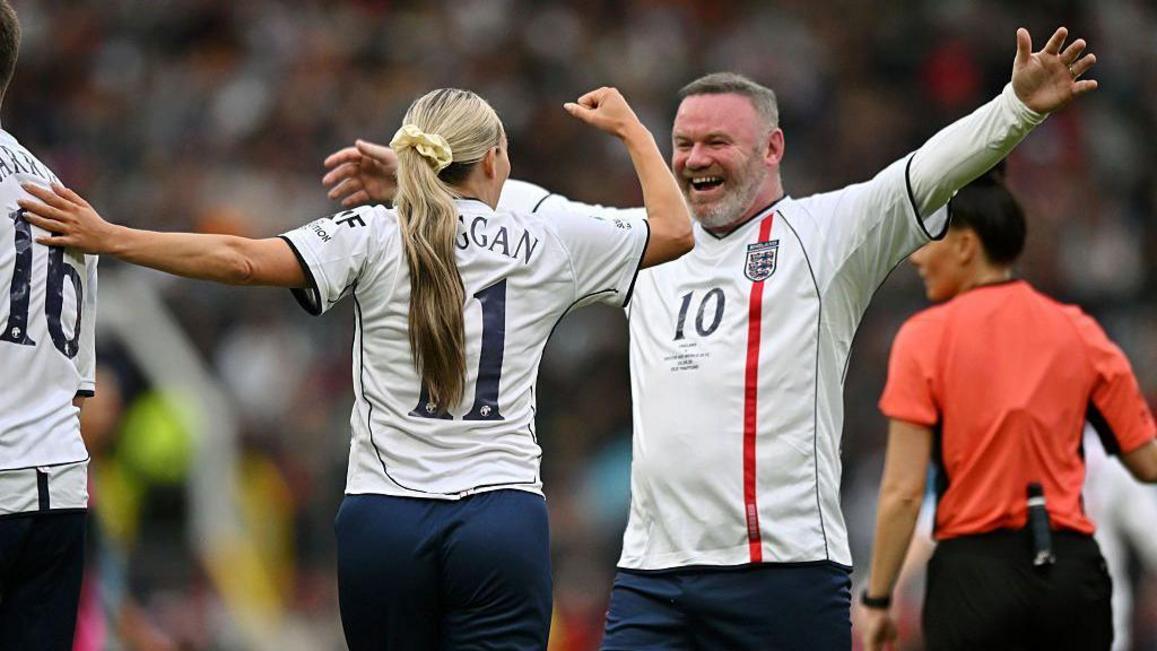 Toni Duggan và Wayne Rooney ăn mừng bàn thắng.