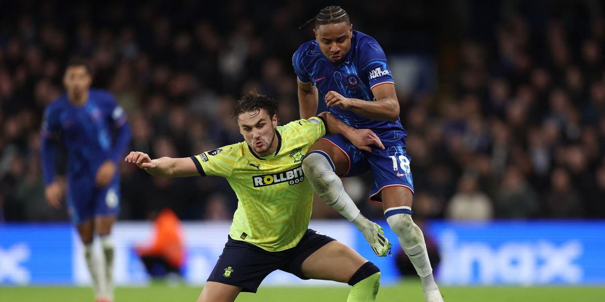 Christopher Nkunku của Chelsea thi đấu với Taylor Harwood-Bellis của Southampton