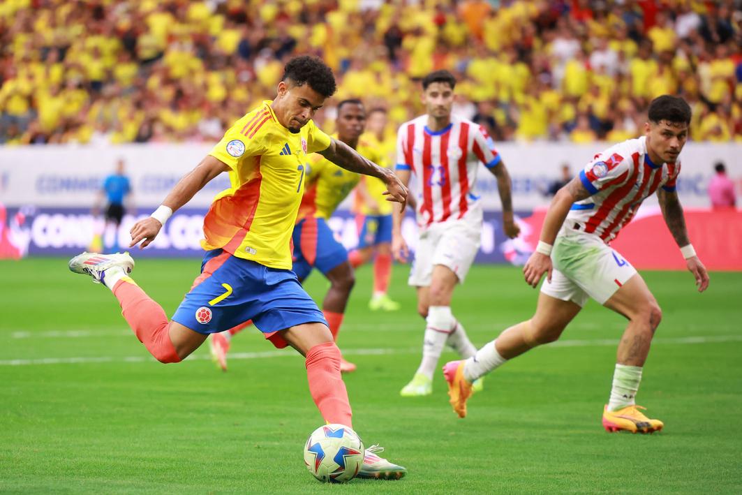 HOUSTON, TEXAS - JUNE 24: Luis Diaz của Colombia sút bóng trong trận đấu bảng D CONMEBOL Copa America 2024 giữa Colombia và Paraguay tại Sân vận động NRG vào ngày 24 tháng 6 năm 2024 tại Houston, Texas.