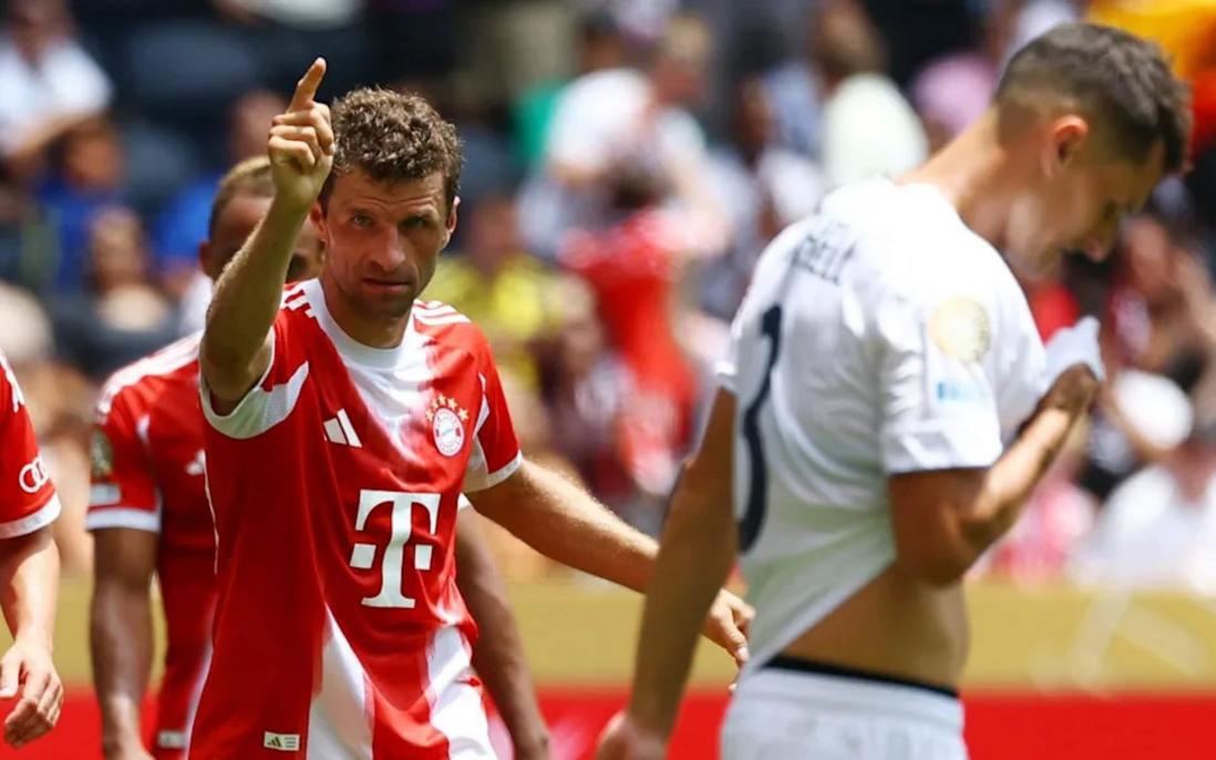 Thomas Muller của Bayern Munich ăn mừng bàn thắng thứ 10