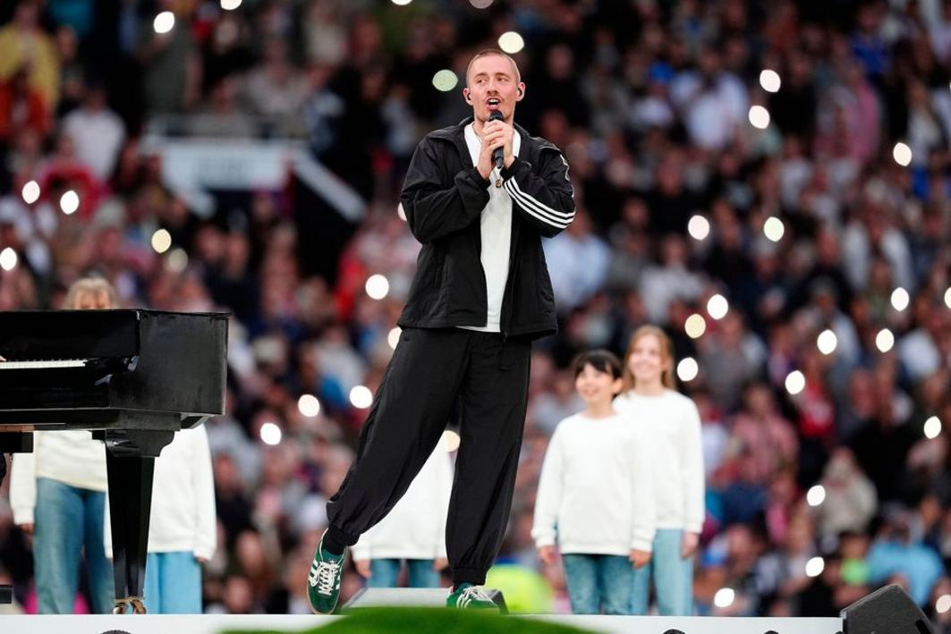 Dermot Kennedy biểu diễn trong giờ nghỉ giữa hiệp trong trận đấu Soccer Aid for UNICEF 2025 tại Old Trafford, Manchester. Ảnh chụp ngày: Chủ nhật, ngày 15 tháng 6 năm 2025. Ảnh PA. Ghi chú bản quyền: Martin Rickett/PA Wire.
GIỚI HẠN SỬ DỤNG: Sử dụng tùy thuộc vào các hạn chế. Chỉ sử dụng cho mục đích biên tập, không sử dụng thương mại mà không có sự đồng ý trước của chủ sở hữu bản quyền.