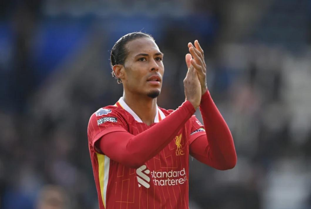 Virgil van Dijk vỗ tay cổ vũ người hâm mộ khi thi đấu với Leicester City mùa giải 2024/25