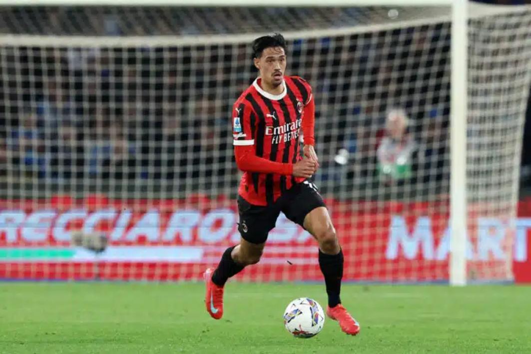 Tijjani Reijnders thi đấu cho AC Milan