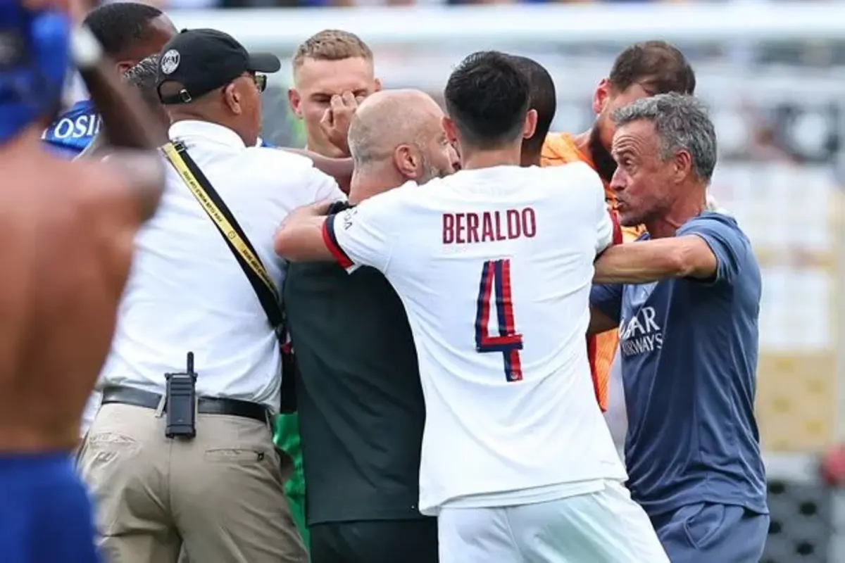 Enzo Maresca tranh cãi với Luis Enrique sau khi HLV PSG dường như đánh Joao Pedro