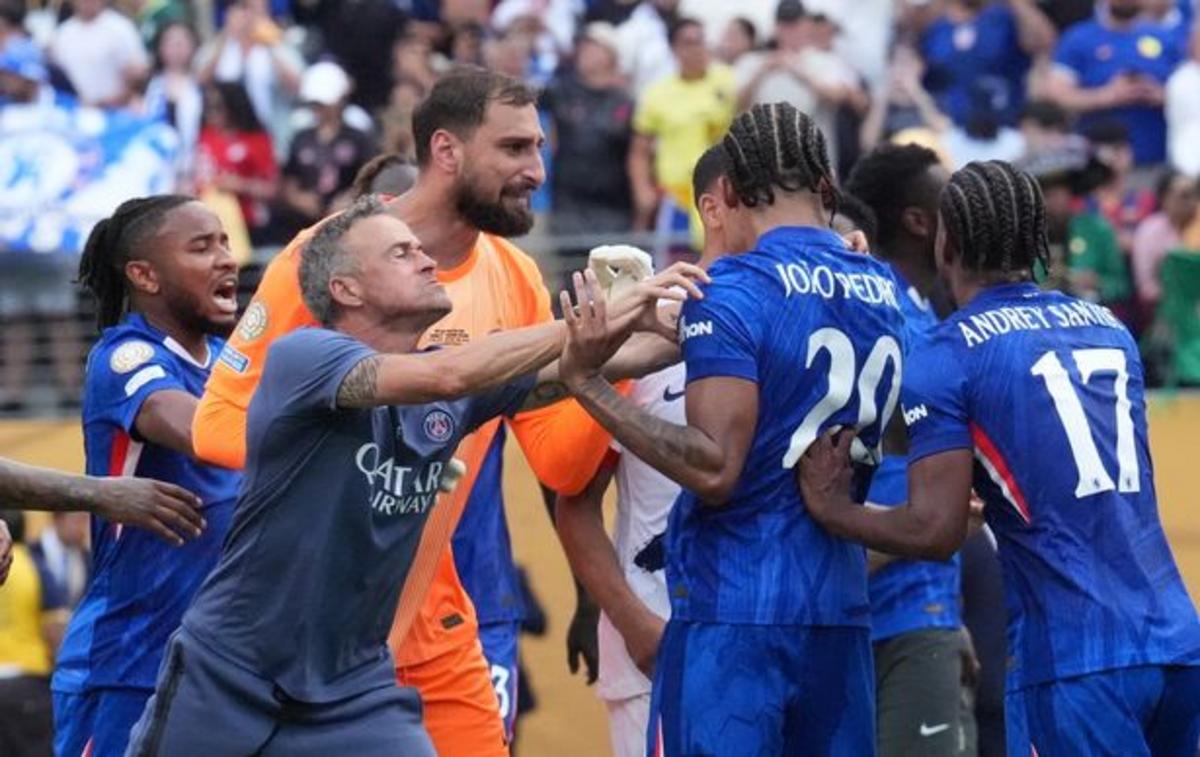 Luis Enrique được nhìn thấy xô đẩy Joao Pedro trong những cảnh hỗn loạn