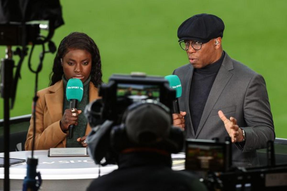 Các nhà bình luận ITV Eni Aluko và Ian Wright trong trận đấu Arnold Clark Cup giữa tuyển Anh Lionesses và Tây Ban Nha tại Carrow Road vào ngày 20 tháng 2 năm 2022 tại Norwich, Anh.