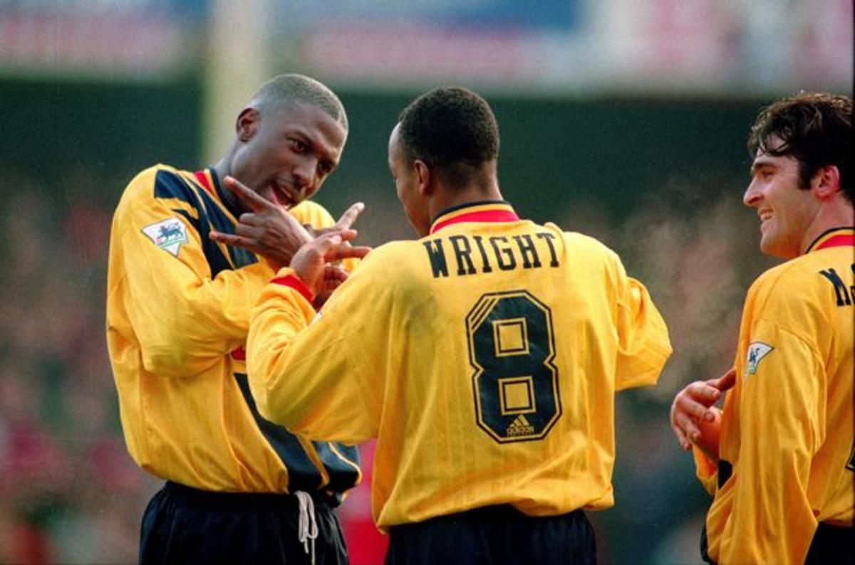 Kevin Campbell và Ian Wright ăn mừng bàn thắng cho Arsenal.