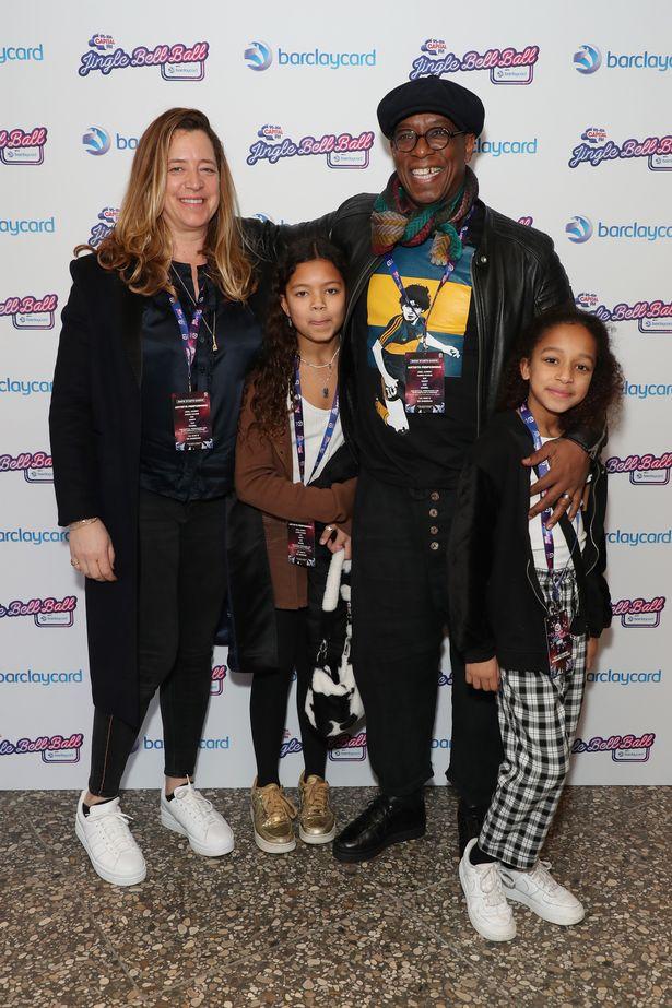 Ian Wright và Nancy Hallam tại Jingle Bell Ball - Buổi đến của VIP Barclaycard vào ngày 12 tháng 12 năm 2021 tại London, Anh.