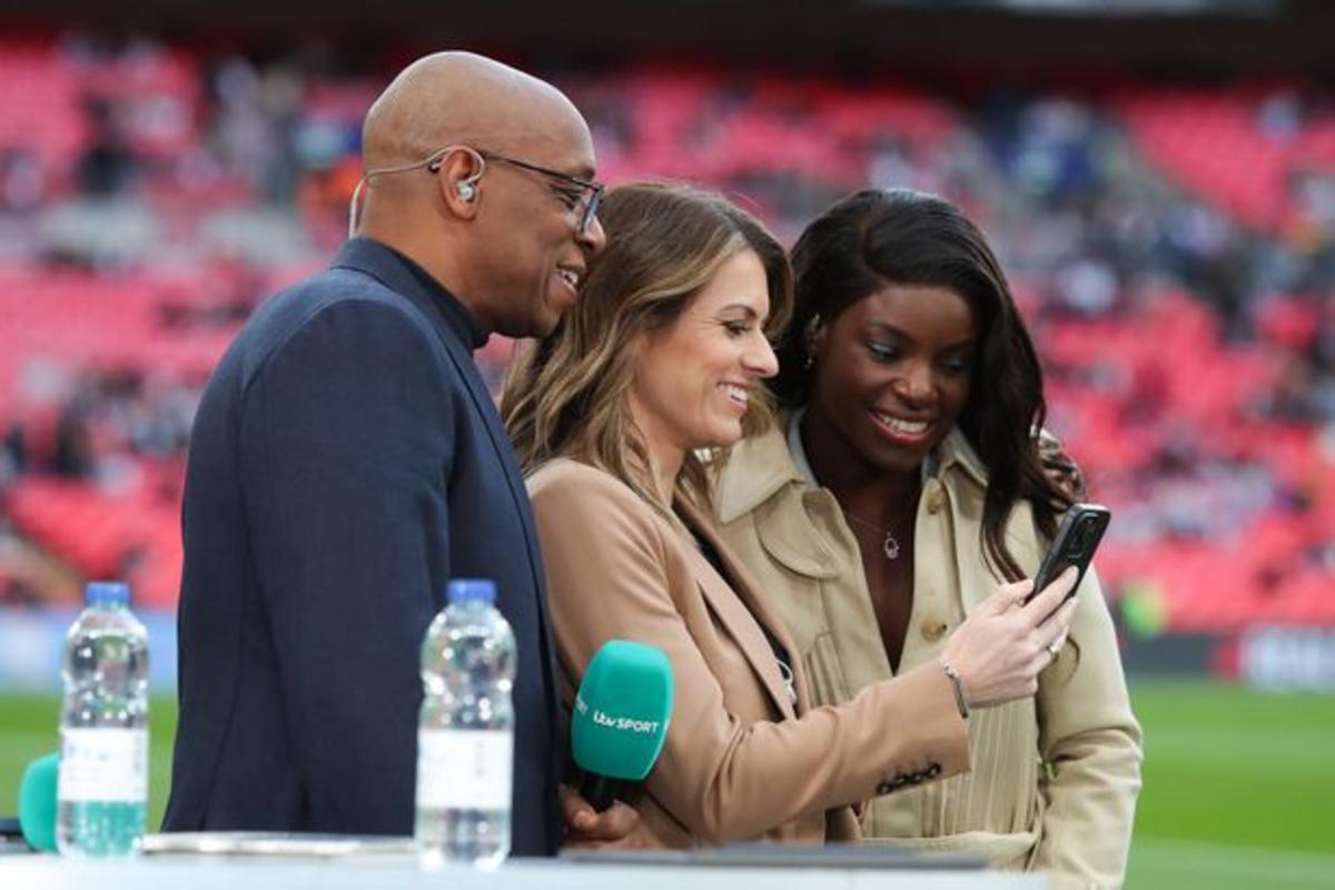 Các nhà bình luận ITV Ian Wright, Eni Aluko và Karen Carney trò chuyện trước trận Finalissima nữ 2023 giữa Anh và Brazil tại Sân vận động Wembley vào ngày 06 tháng 4 năm 2023 tại London, Anh.
