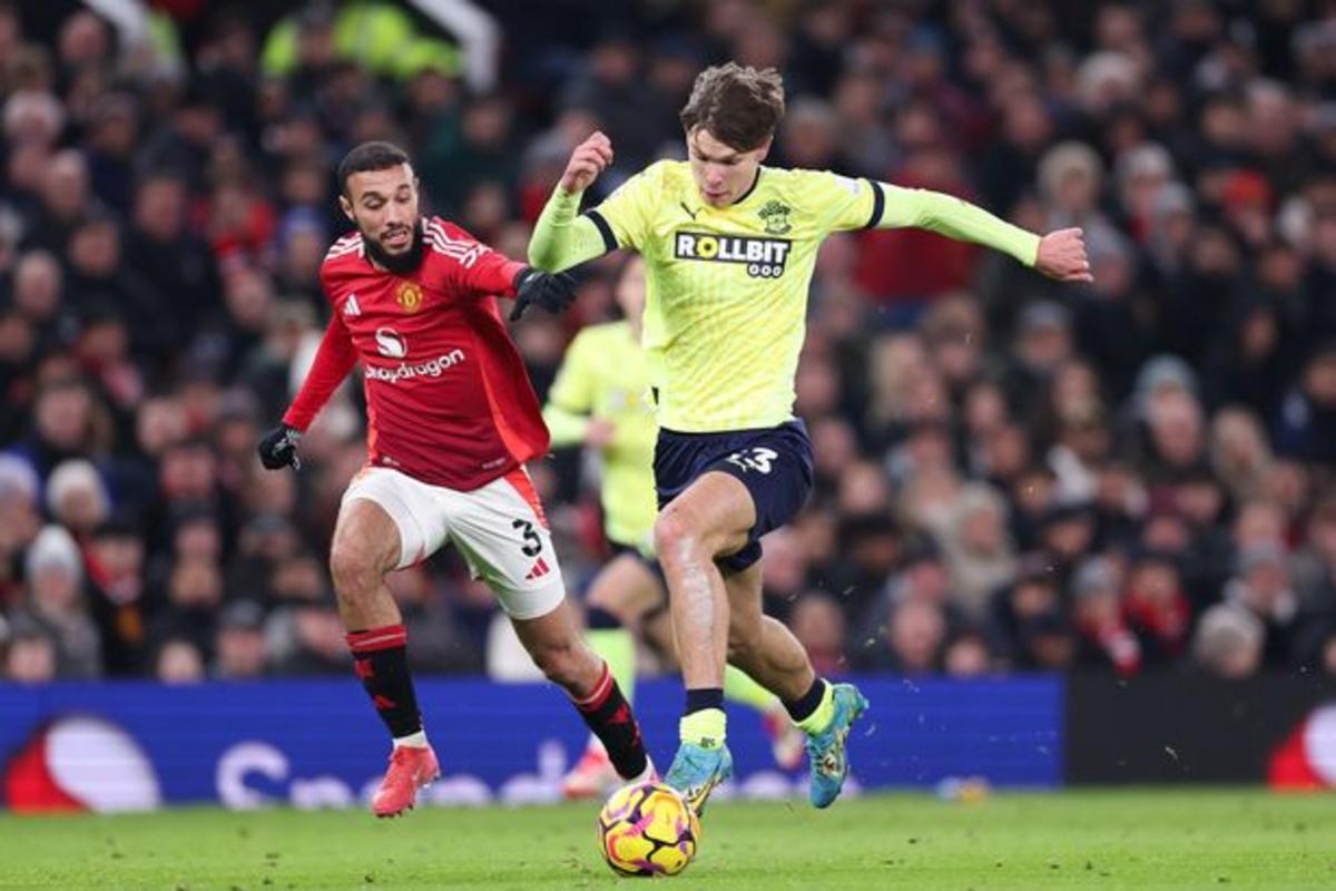 Tyler Dibling của Southampton chạy dưới sức ép của Noussair Mazraoui của Manchester United trong trận đấu Ngoại hạng Anh giữa Manchester United FC và Southampton FC tại Old Trafford vào ngày 16 tháng 1 năm 2025 tại Manchester, Anh