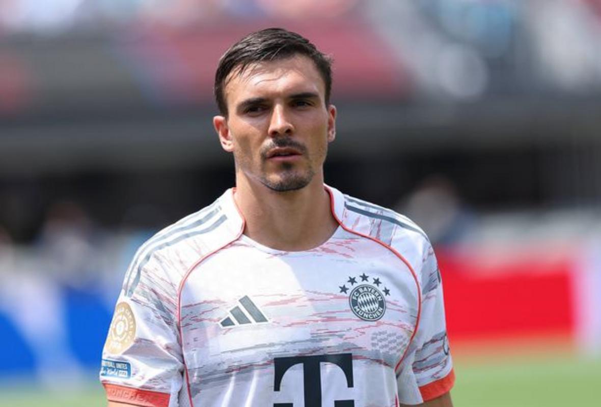 Joao Palhinha #16 của FC Bayern München trong giờ phút giới thiệu cầu thủ trước trận FIFA Club World Cup 2025 giữa SL Benfica và FC Bayern München tại sân vận động Bank of America