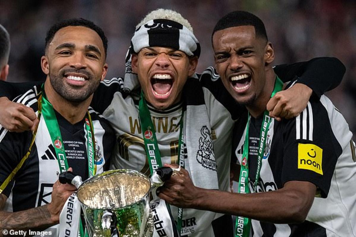 Wilson (bên phải) là một phần của đội hình giành chiến thắng ở Carabao Cup, chấm dứt cuộc khô hạn danh hiệu kéo dài