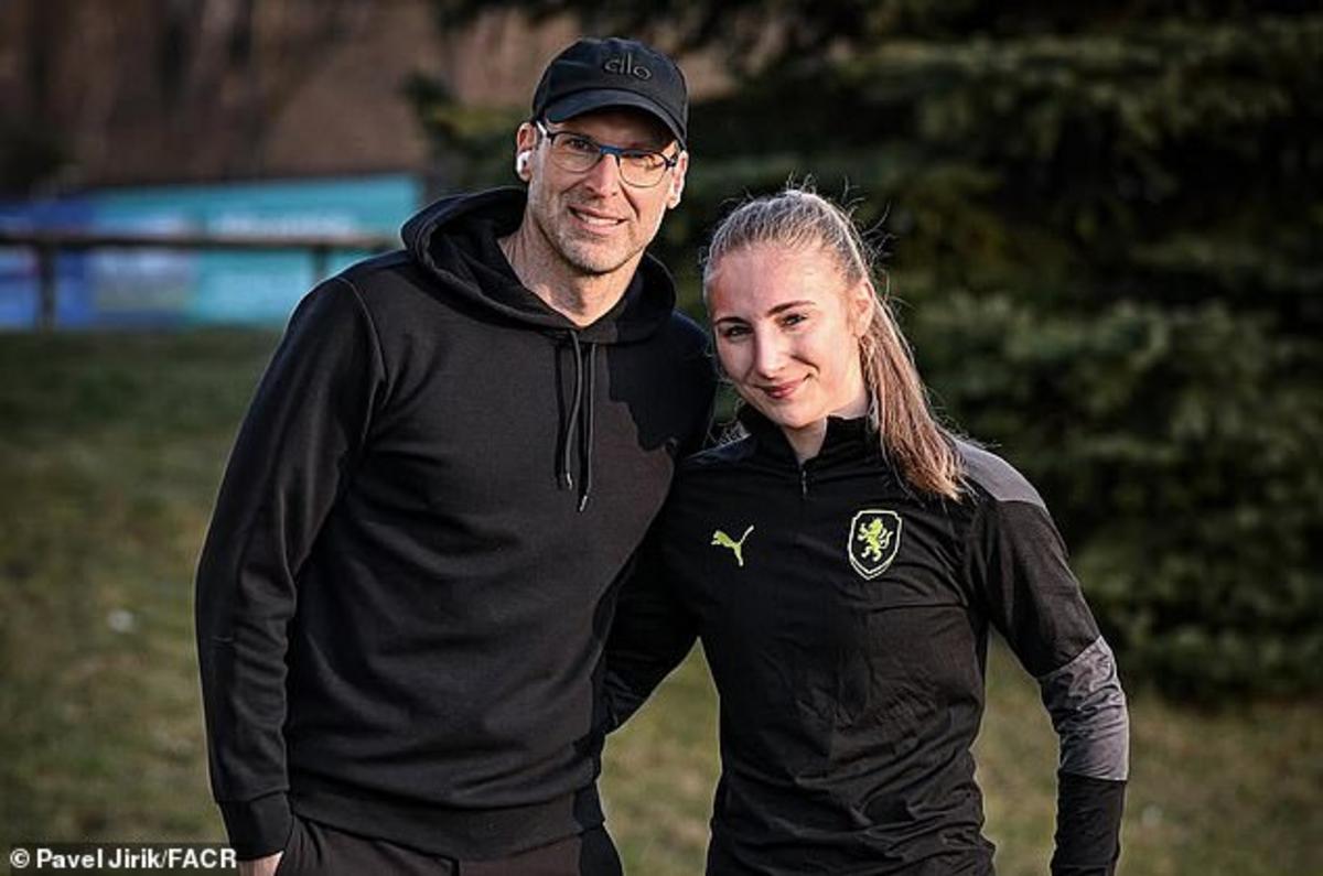 Adela Cechova, con gái Cech, cũng chơi cho Fulham và mới đây đã ra mắt đội tuyển quốc tế