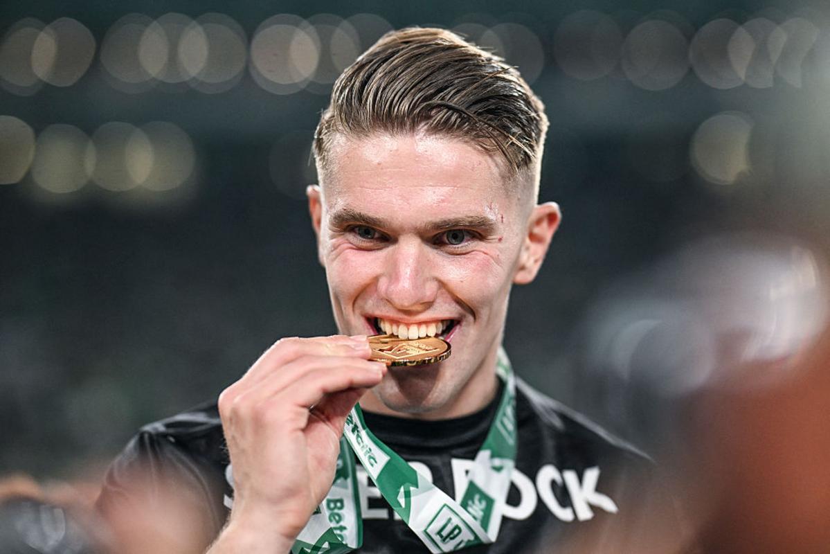 Arsenal target Viktor Gyokeres poses with his medal after the Portuguese League football match between Sporting CP and Vitoria Guimaraes SC at Jose Alvalade stadium in Lisbon, on May 17, 2025. Sporting Lisbon defended their Portuguese crown today with a 2-0 win over Guimaraes to hold off rivals Benfica on the final day of the Primeira Liga season.