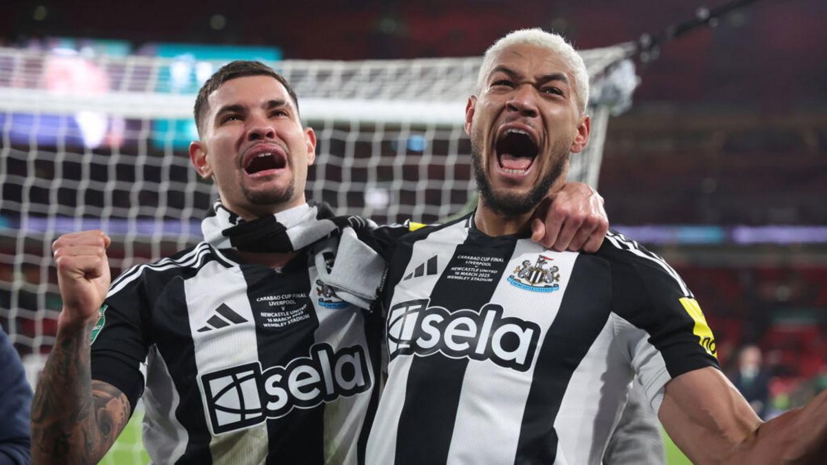 Bruno Guimaraes và Joelinton ăn mừng Carabao Cup 2025
