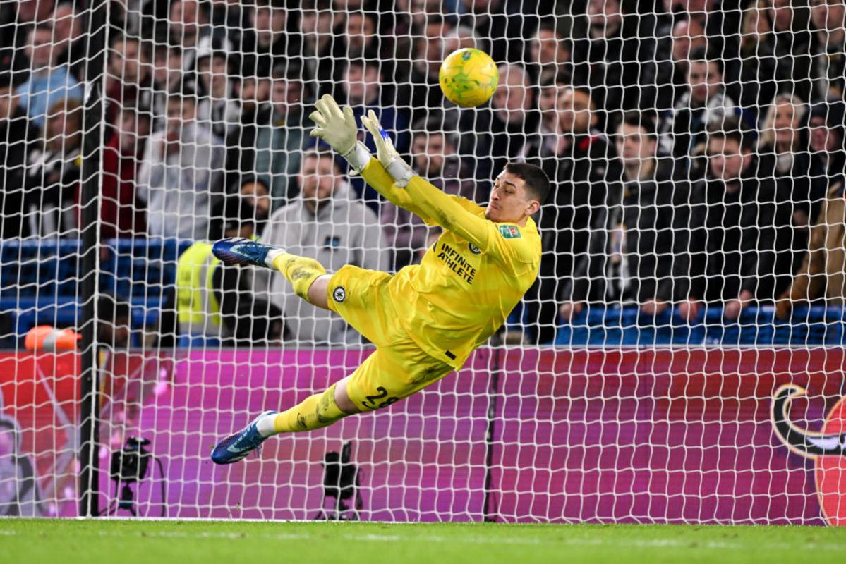 Djordje Petrovic của Chelsea cứu penalty của Matt Ritchie trong loạt luân lưu ở trận tứ kết Carabao Cup giữa Chelsea và Newcastle United tại Stamford Bridge ngày 19/12/2023 tại London, Anh