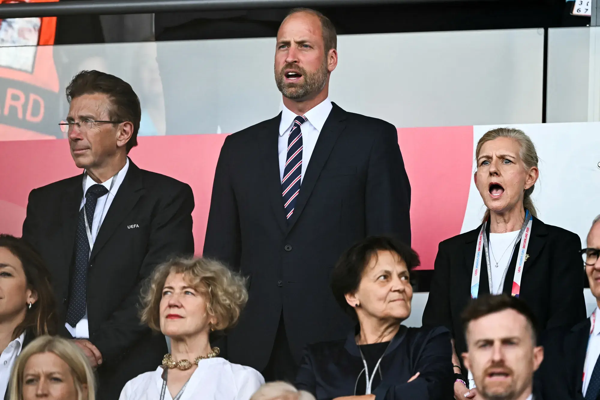 Martin Kallen, Giám đốc điều hành UEFA Events SA, nhìn Hoàng tử William hát quốc ca trước trận đấu giữa Anh và Hà Lan tại Giải vô địch bóng đá nữ UEFA 2025
