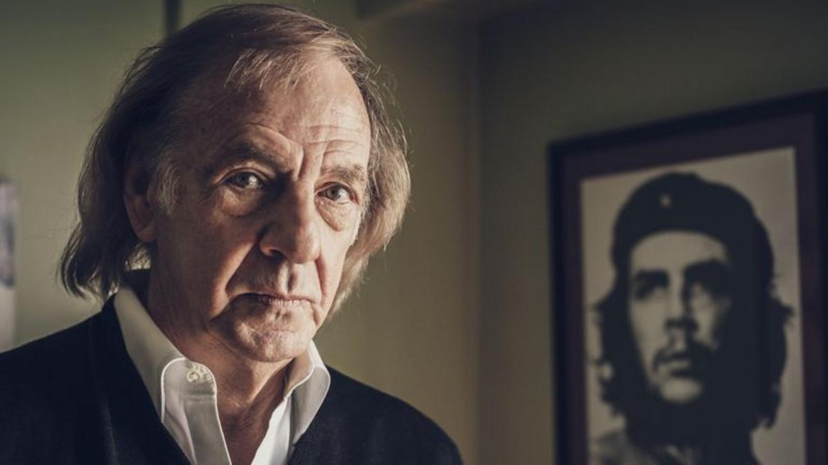 Cesar Luis Menotti chụp ảnh trước bức ảnh của Ernesto Che Gevara tại Buenos Aires, Argentina vào ngày 21 tháng 4 năm 2009
