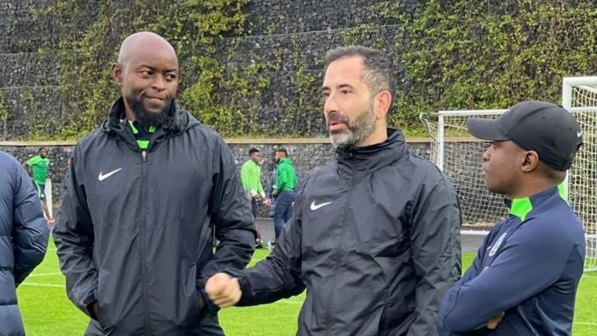 Finidi George và Acacio Santos trao đổi tại trại huấn luyện của Nigeria ở Bồ Đào Nha
