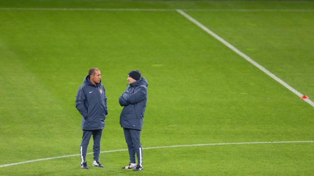 Leonardo Jardim và Nelson Caldeira trong một buổi tập của AS Monaco trước trận đấu với Bayer Leverkusen năm 2014