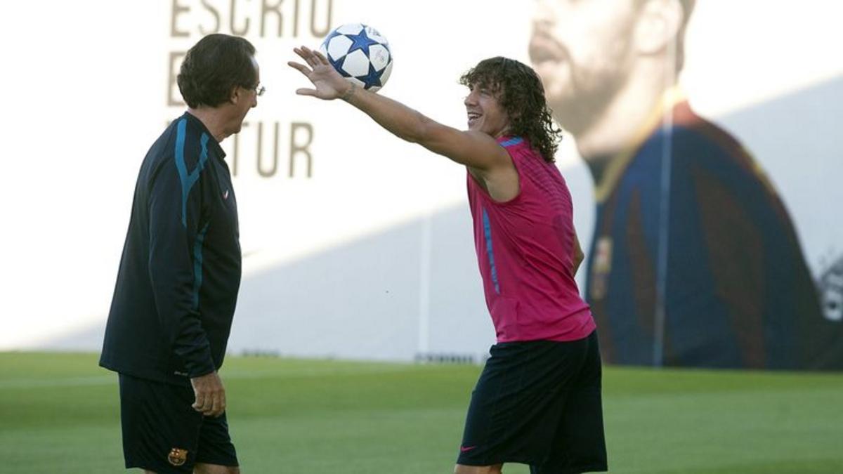 Huấn luyện viên thể lực Barcelona Paco Seirul·lo và đội trưởng Carles Puyol tham dự buổi tập tại Barcelona
