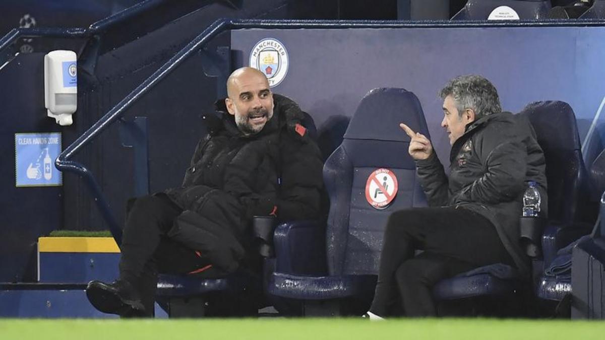 Huấn luyện viên Manchester City Pep Guardiola (trái) trò chuyện với trợ lý Juan Manuel Lillo trong khu kỹ thuật tại trận đấu Champions League với Marseille trên sân Etihad, Manchester năm 2020