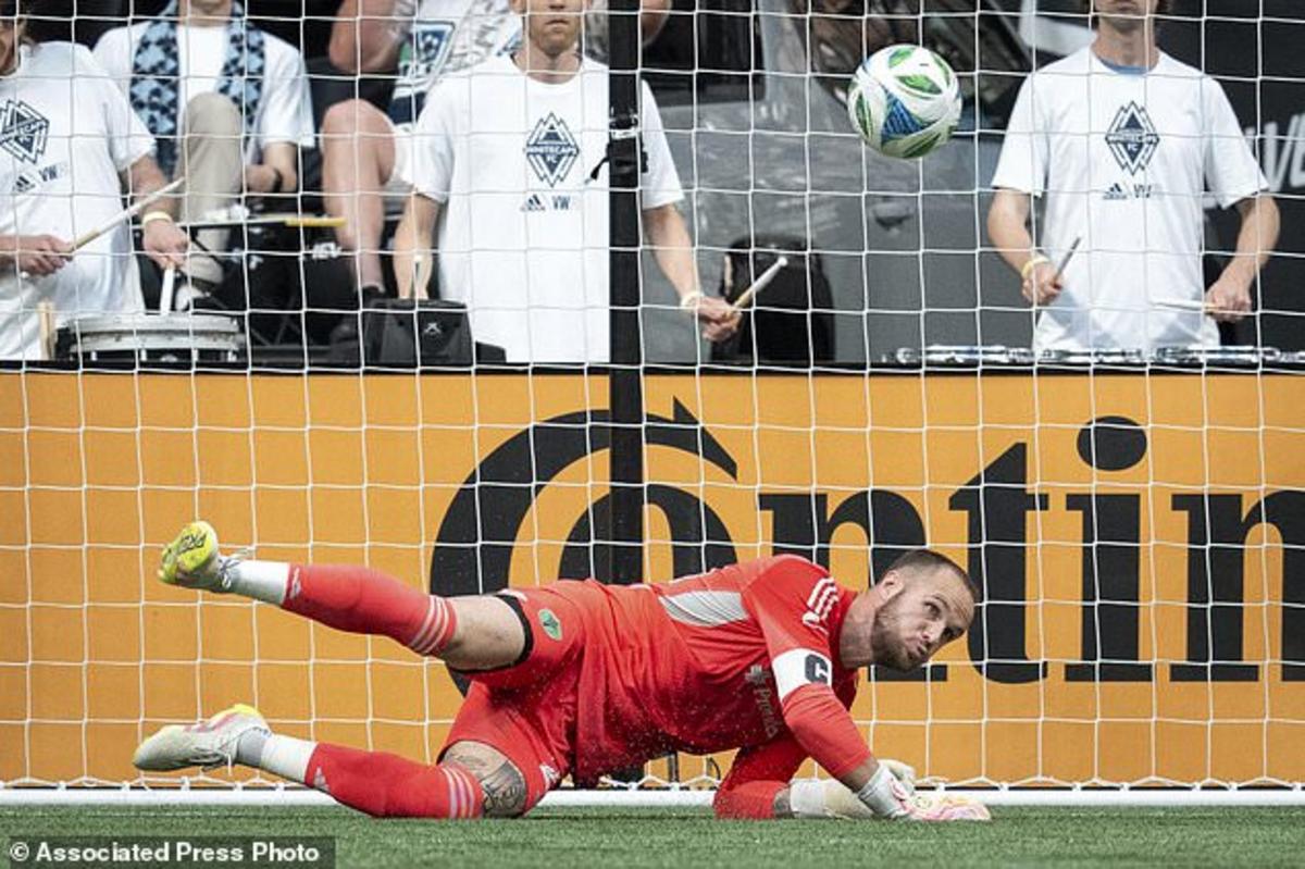 Ảnh lưu trữ - Thủ môn Stefan Frei của Seattle Sounders (24) theo dõi khi anh lao người, cứu bóng trước Vancouver Whitecaps trong hiệp hai của một trận đấu bóng đá MLS tại Vancouver, vào Chủ nhật, ngày 8 tháng 6 năm 2025.