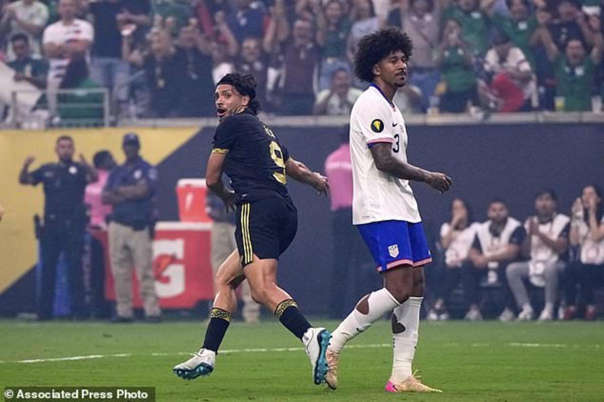 Tiền đạo Mexico Raúl Jiménez (9) ăn mừng sau khi ghi bàn khi chạy ngang qua hậu vệ Hoa Kỳ Chris Richards (3) ở hiệp một của trận chung kết CONCACAF Gold Cup tại Houston, Chủ nhật, ngày 6/7/2025. (AP Photo/David J. Phillip)