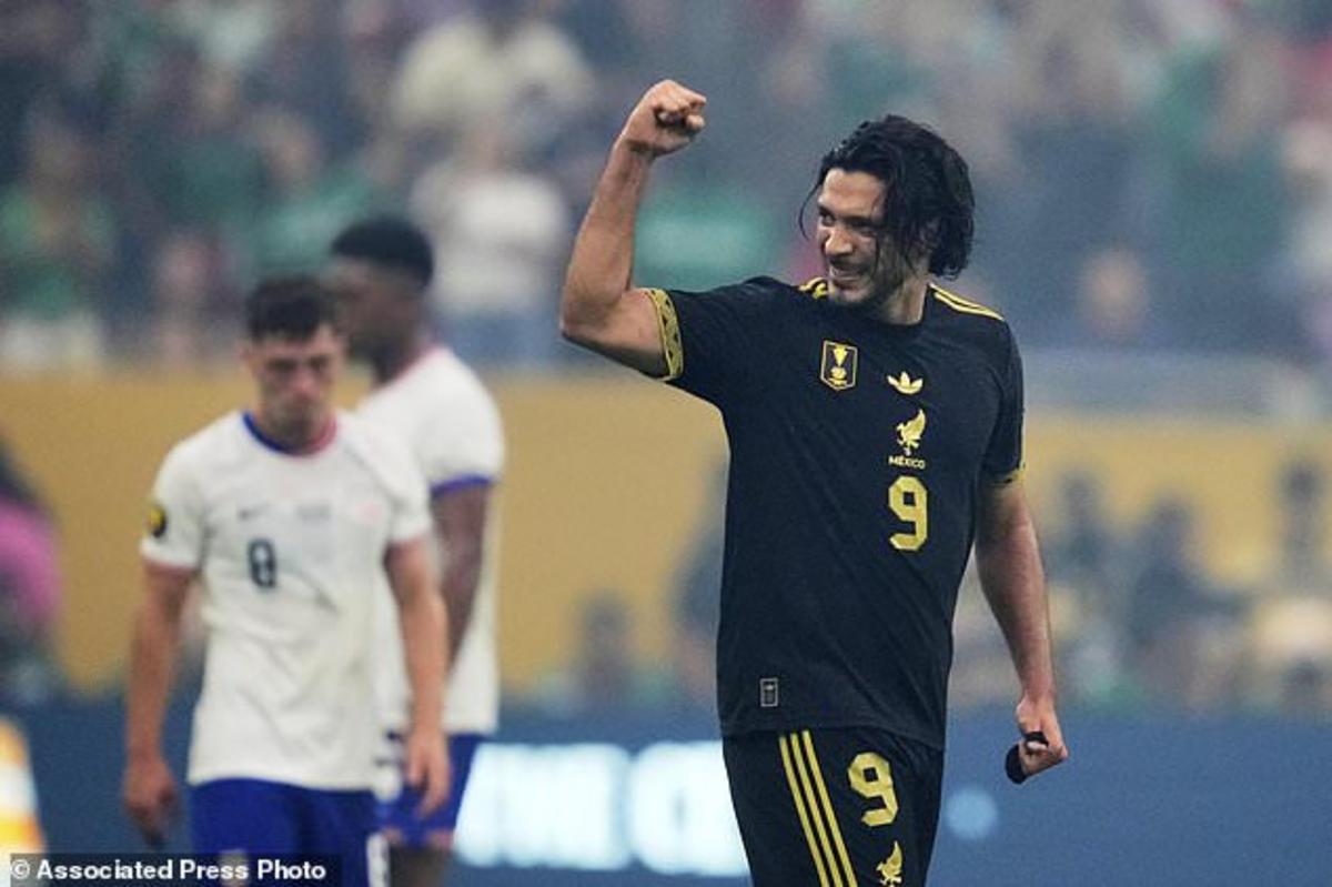 Tiền đạo Mexico Raúl Jiménez ăn mừng sau khi ghi bàn ở hiệp một của trận chung kết CONCACAF Gold Cup với Hoa Kỳ tại Houston, Chủ nhật, ngày 6/7/2025. (AP Photo/Ashley Landis)